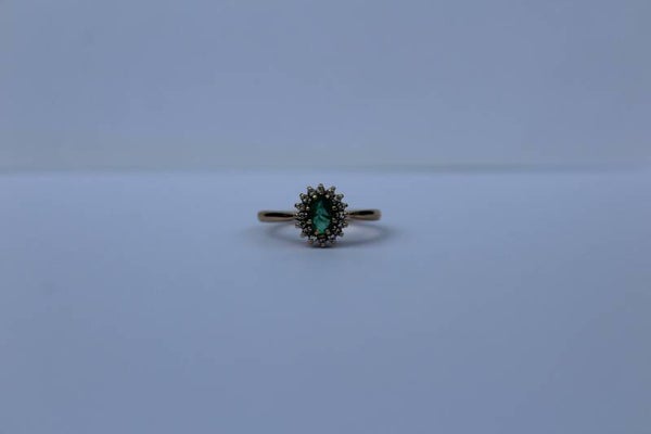 Jada - Emerald & diamonds halo ring