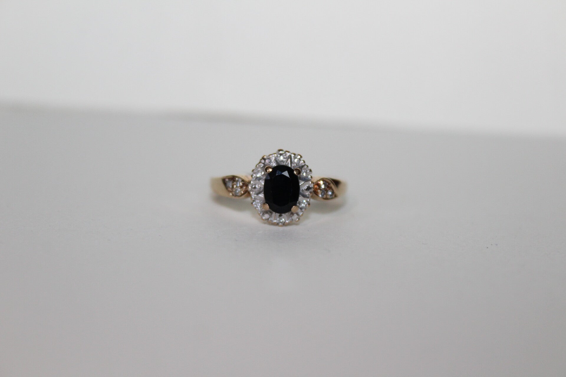 Gwenn - Sapphire & diamond halo