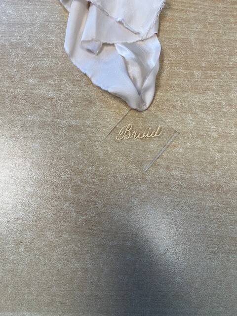 kalligraferen op acrylplaatjes is een mooi alternatief voor een Placecard op tafel. En dan een mooi lint erbij / erdoor maakt het geheel af. 