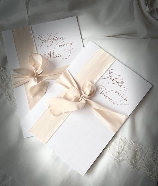 Mooi-schrijven verzorgt voor u gekalligrafeerde trouwgeloften, placecards , bedrukt lint