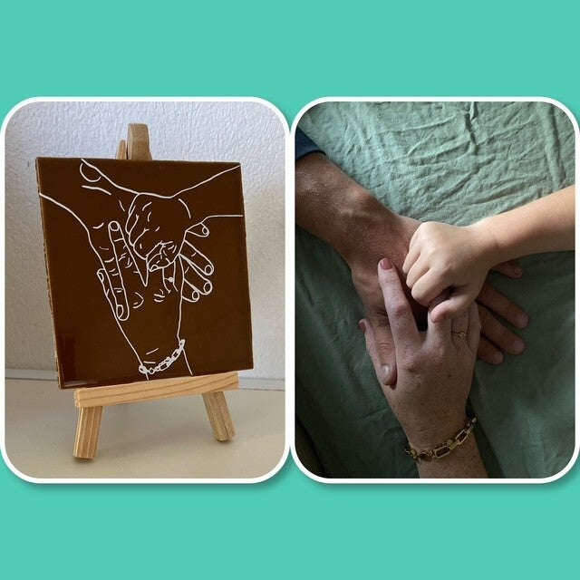 lijntekening op tegeltje 3 handen van gezin