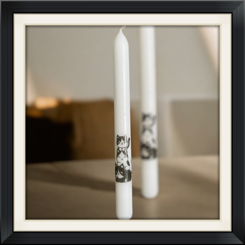 kaars voorzien van 3 poezen op elkaar