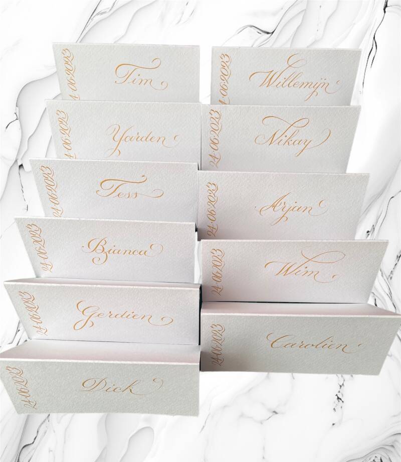 Mooi-schrijven verzorgt voor u gekalligrafeerde trouwgeloften, placecards , bedrukt lint