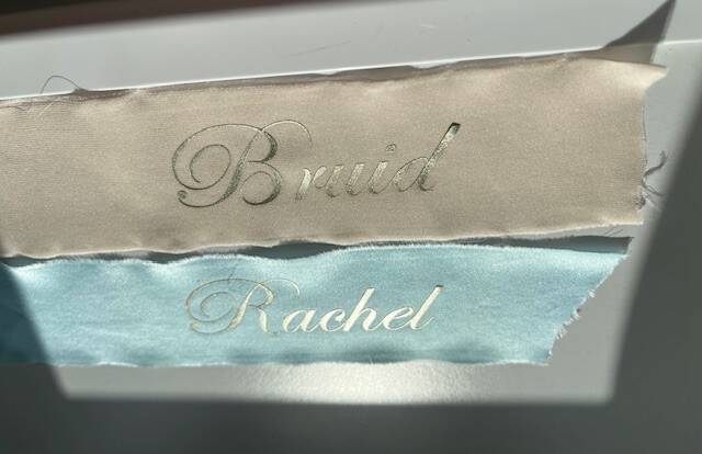 bedrukte zijden lint zijn oogverblindend in diverse sprankelende kleuren