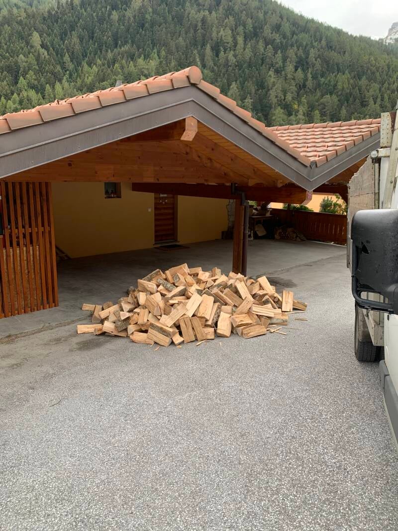 livraison de bois de chauffage. bois de feu. hêtre sec. pret a bruler 