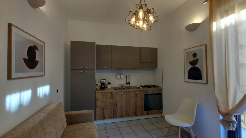 lechicchedilampedusa, Lampedusa appartamenti in affitto,soggiorno con cucina all'americana e ampio balcone