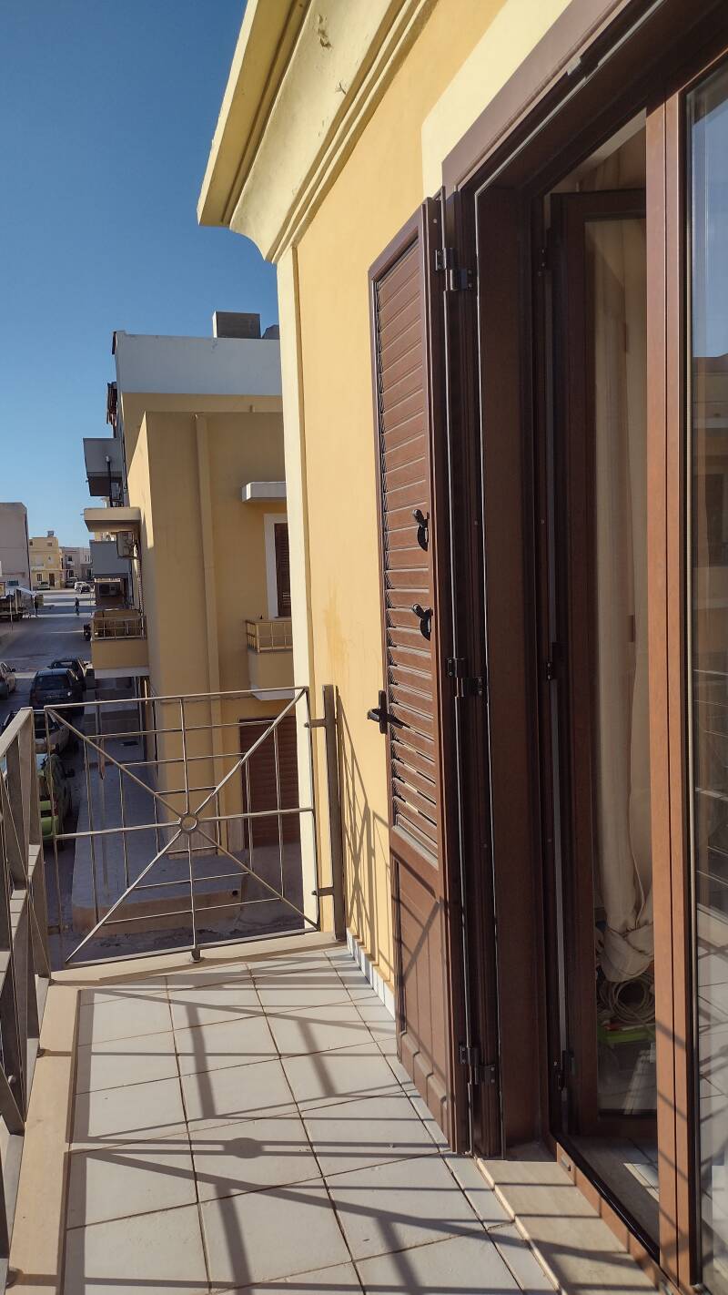 lechicchedilampedusa, Lampedusa appartamenti in affitto,soggiorno con cucina all'americana e ampio balcone