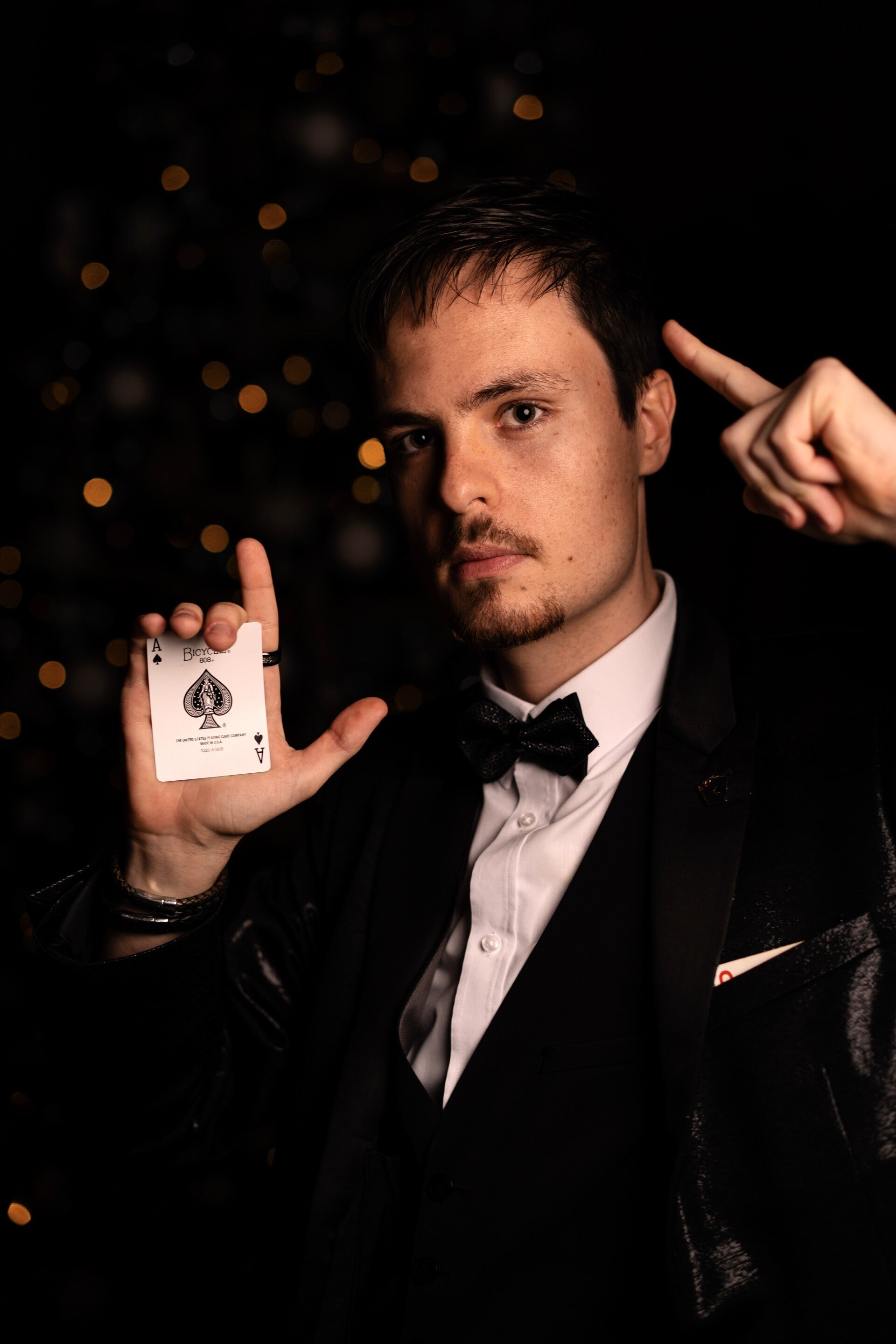 Portret van John K. Magic, professionele goochelaar en mentalist, gespecialiseerd in warme en verbindende magie.