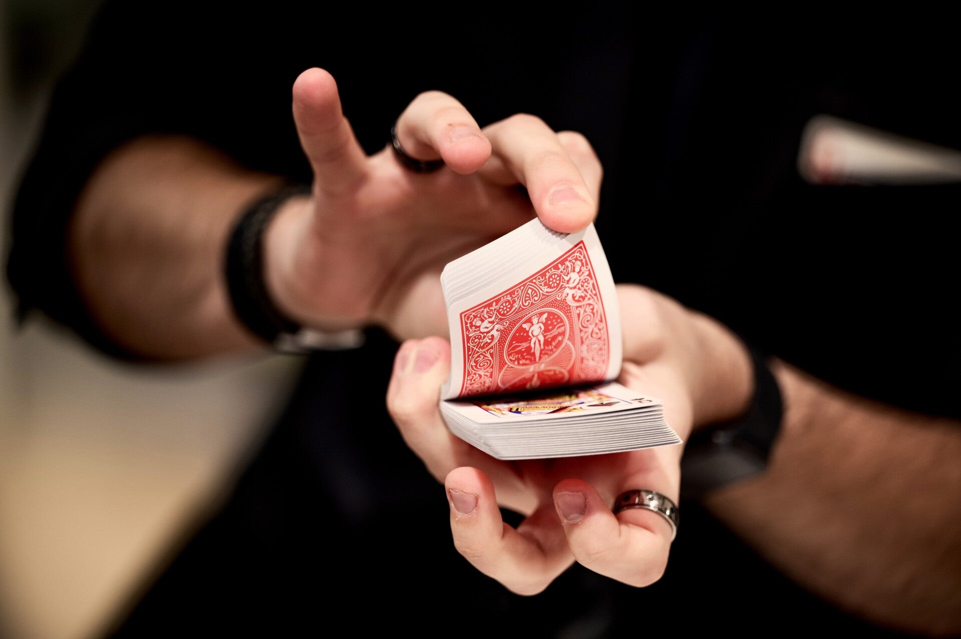 Close-up kaarttrucs door goochelaar John K. Magic.