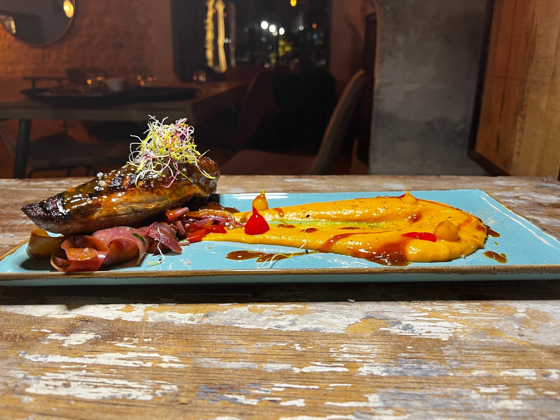 magret de canard sauce aux agrumes purée de patates douces tagliatelles de carottes et poivrons goutte