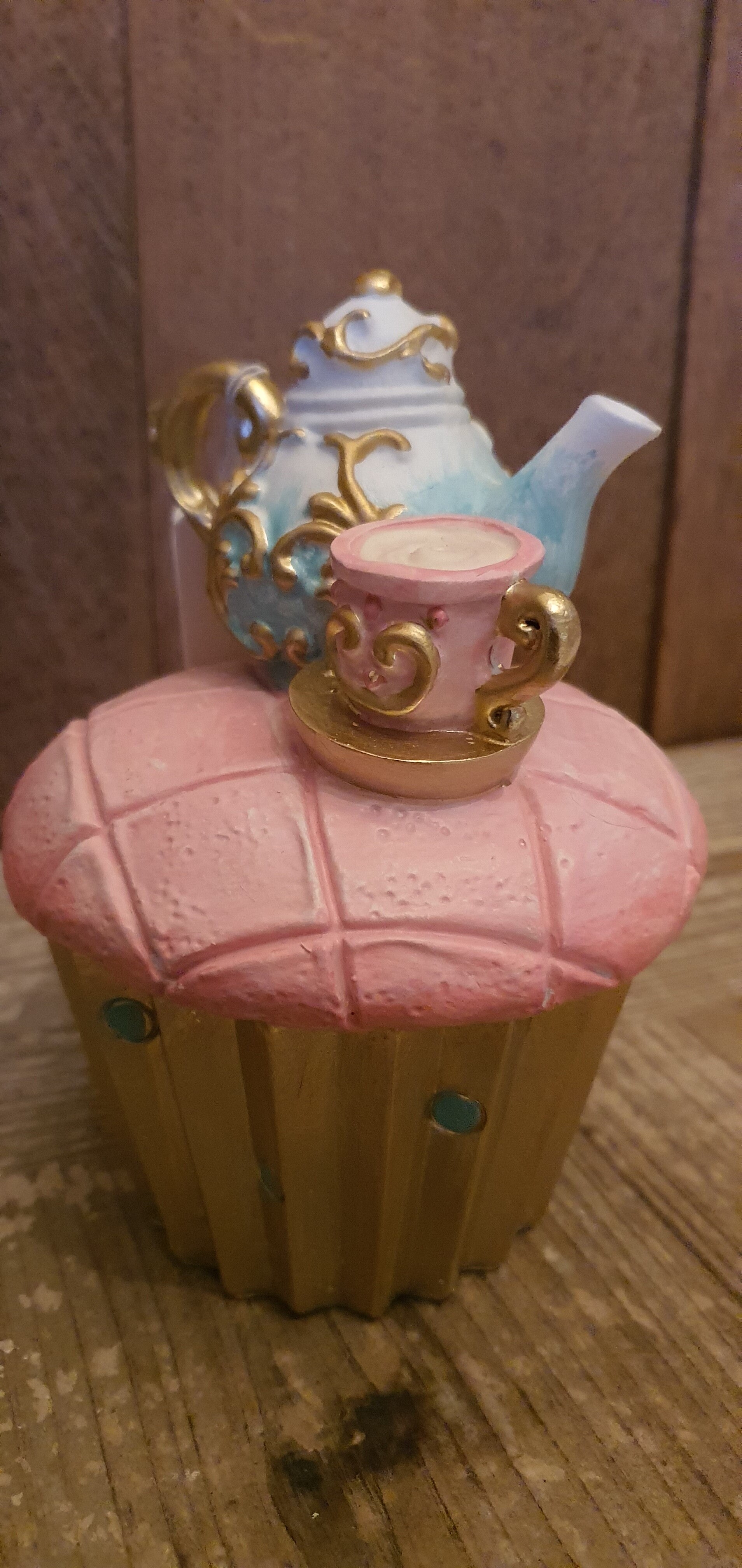 Alice in wonderland cupcake