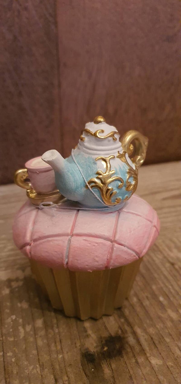 Alice in wonderland cupcake