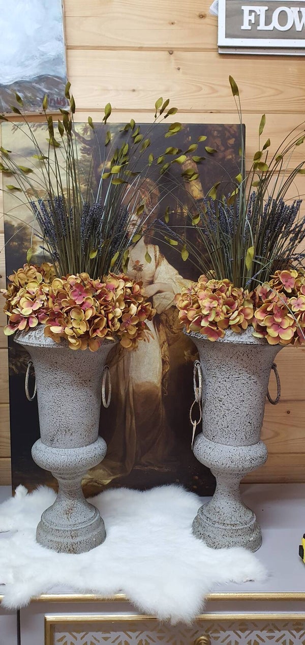 2 Opgemaakte Bloemstukken in metalen pot
