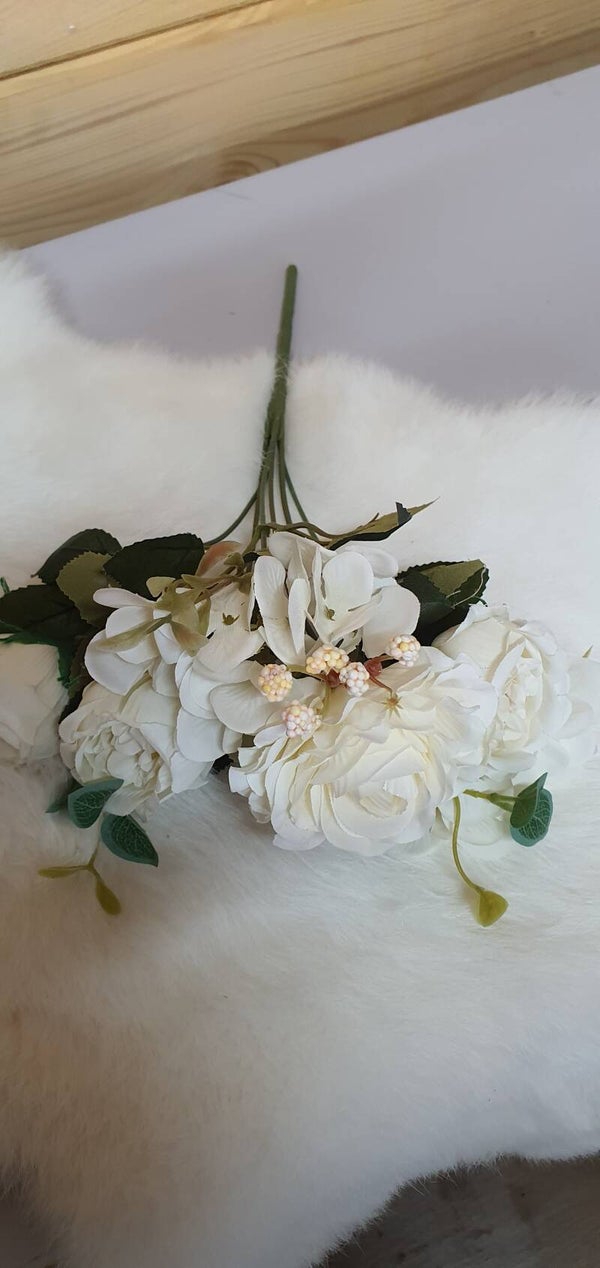 Boeketje zijde witte bloemen