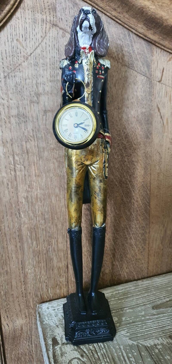 Staande Hond met werkend klokje