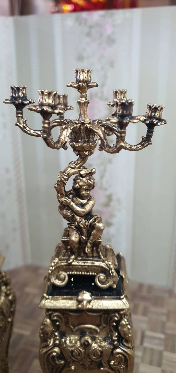 Exclusieve Set van 2 Metalen Barok Kandelaars met Uiterst Verfijnd Reliëf (Schaal 1:12)