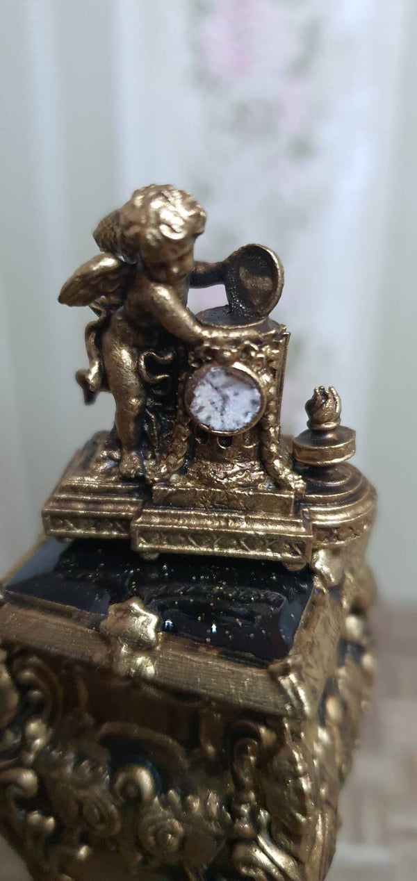 Exclusieve Metalen Miniatuur Franse Pendule met Putto Schaal 1op12