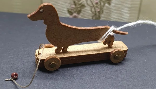 Houten tekkel op skatebord