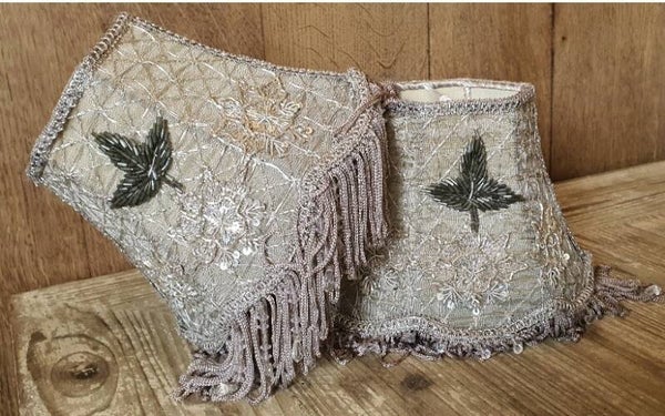 2  zilverkleurige Baroque Lampenkapjes