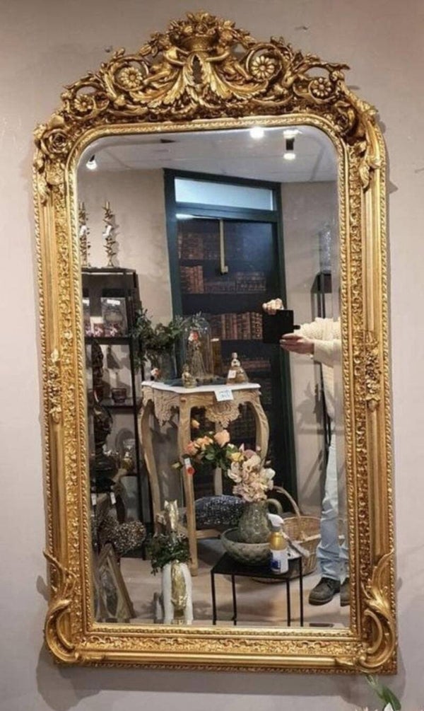 Barok Spiegel met Gouden engelen en bloemen.  Prachtige barok spiegel met een weelderig gouden frame.  Voorzien van engelen en bloemen en facetgeslepen glas.
