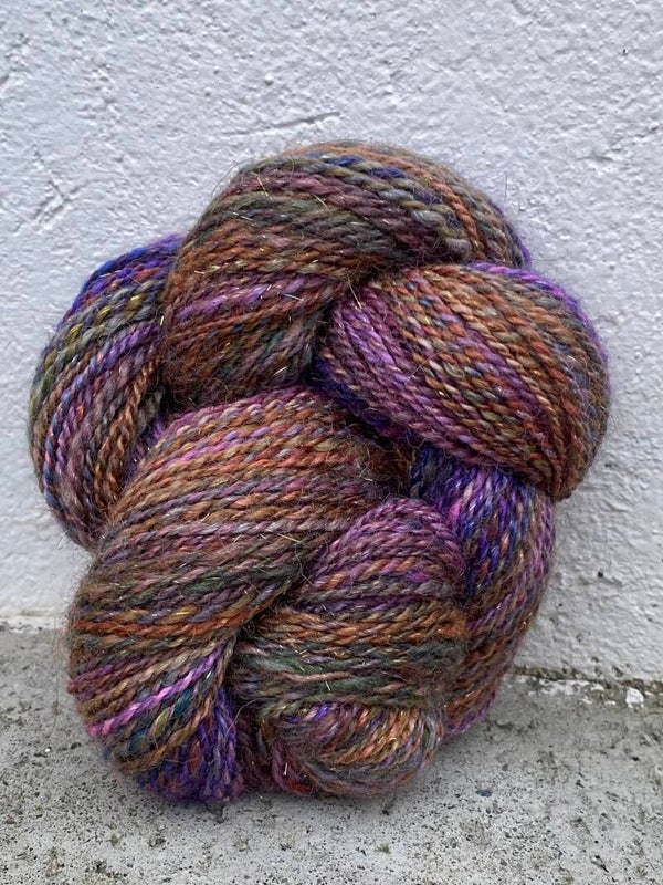 Håndspunnet garn i håndfarget Venull Morbærbling