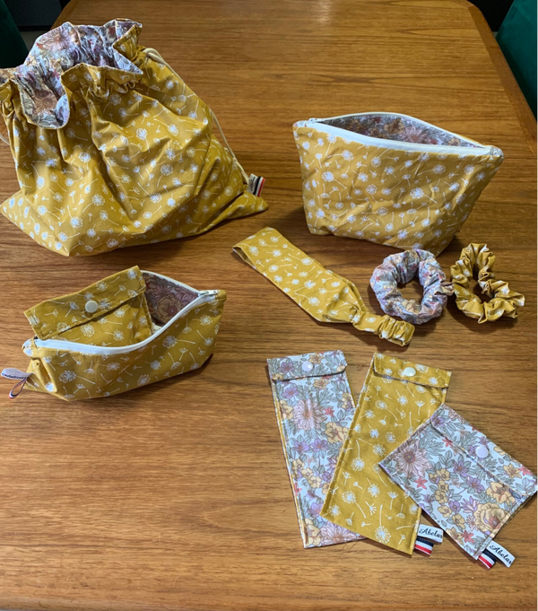 Ensemble trousses de voyage et accessoires moutarde