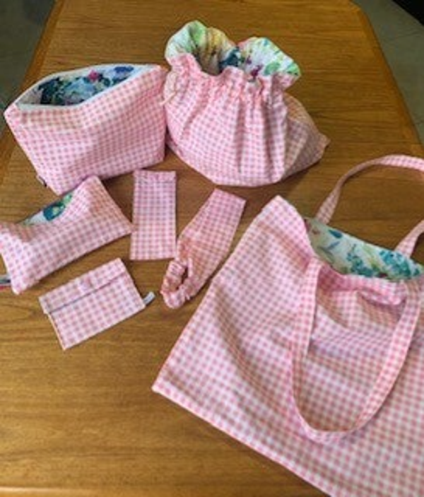 Ensemble trousses de voyage et accessoires vichy rose