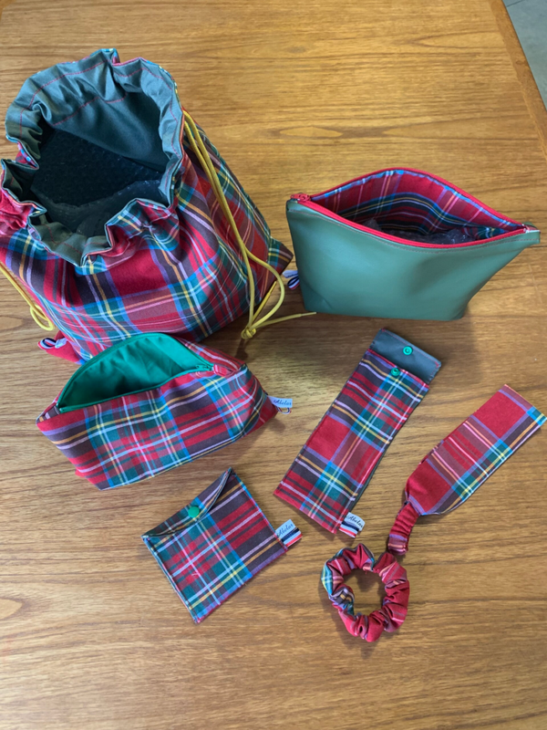 Ensemble trousses de voyage et accessoires tartan