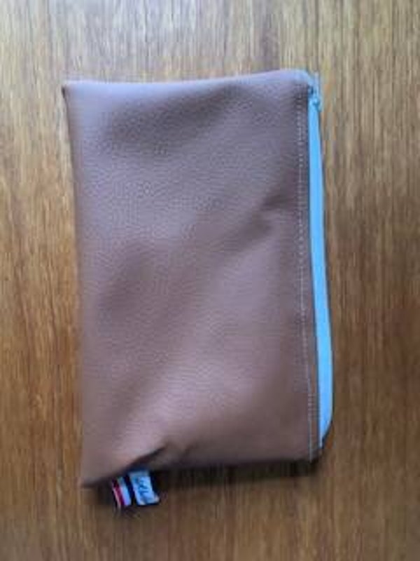 trousse plate en skaï camel