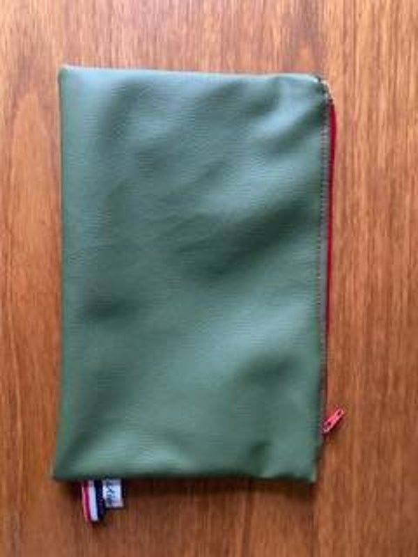 trousse plate en skaï kaki