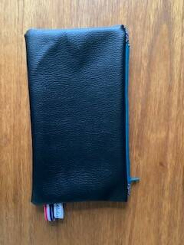trousse plate en skaï noir