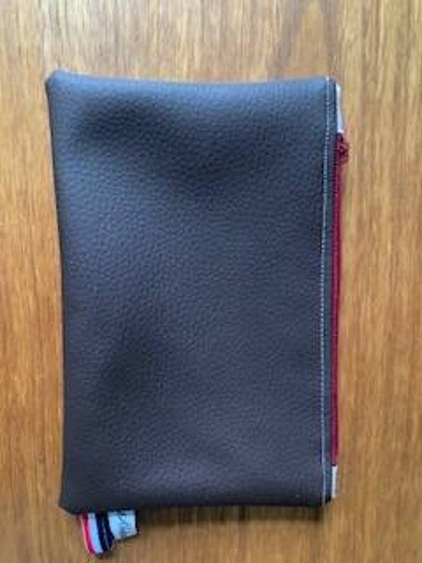 trousse plate en  marron