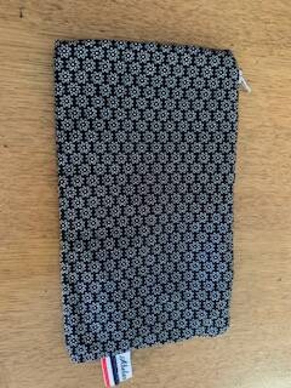 trousse plate noir motif fleurs japon