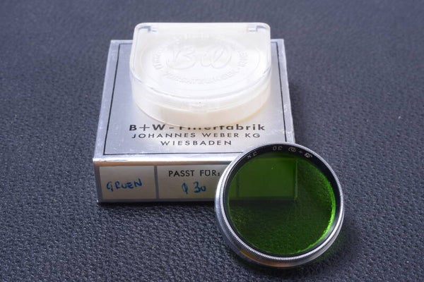 B & W SCHNEIDER GREEN 3X 30MM FILTER GENUINE LENS OR CAMERA PUSH W/KEEPER 98-4