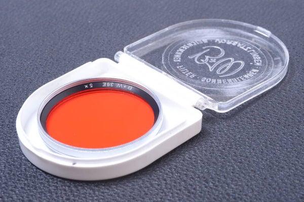B & W SCHNEIDER RED 5X 39MM FILTER LENS OR CAMERA SCREW IN W/ KEEPER 113-3