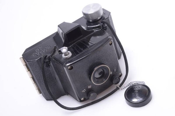 HOEI EBONY 35 BAKELITE CAMERA 25X37MM ON 828 FILM W/ CAP, STRAP & CHAIN