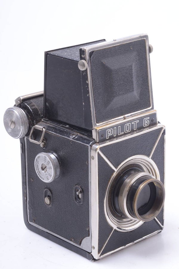 KW PILOT 6 1938 6X6 120 ROLL FILM CAMERA WORKS. FRONT PART OF THE LENS MISSING