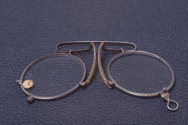 ANTIQUE PINCH, PINCE NEZ READING NOSE GLASSES *UNUSED* SPECTACLES +2.0 DIOPTER