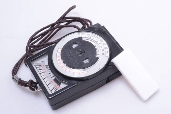 GOMZ? LENINGRAD 8 RUSSIAN LIGHT EXPOSURE METER WORKS 100% ACCURATE W/ DIFFUSOR