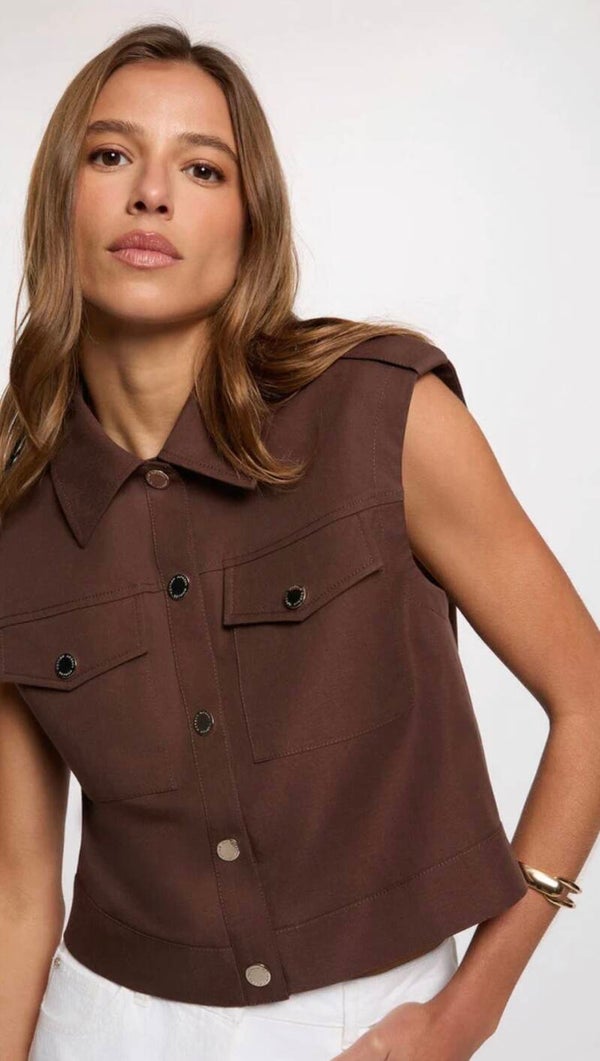 Veste courte sans manches marron foncé femme.