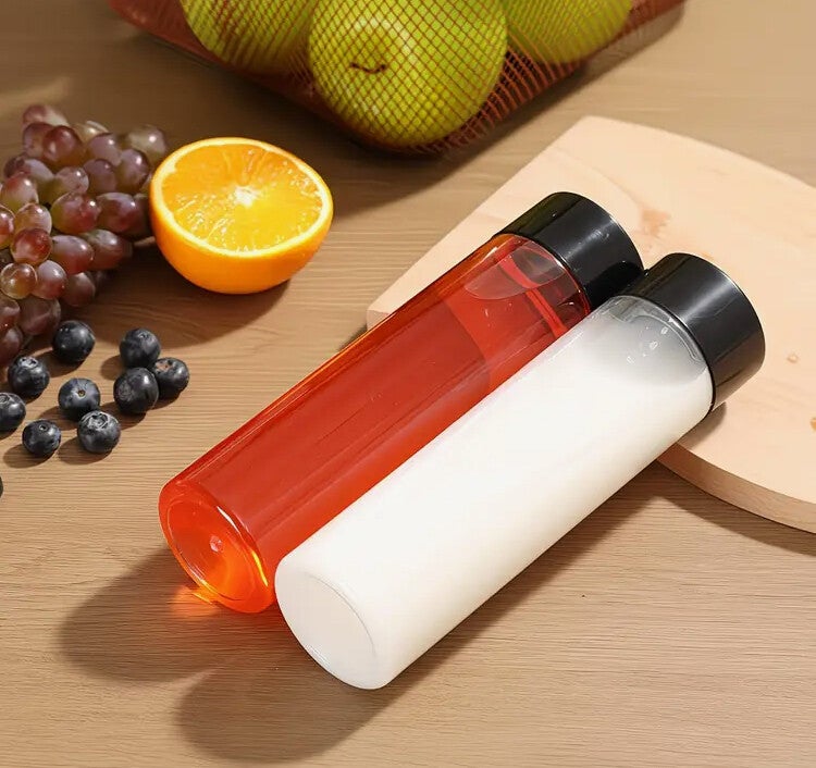 BOUTEILLES A JUS EN PLASTIQUE TRANSPARENT AVEC BOUCHONS