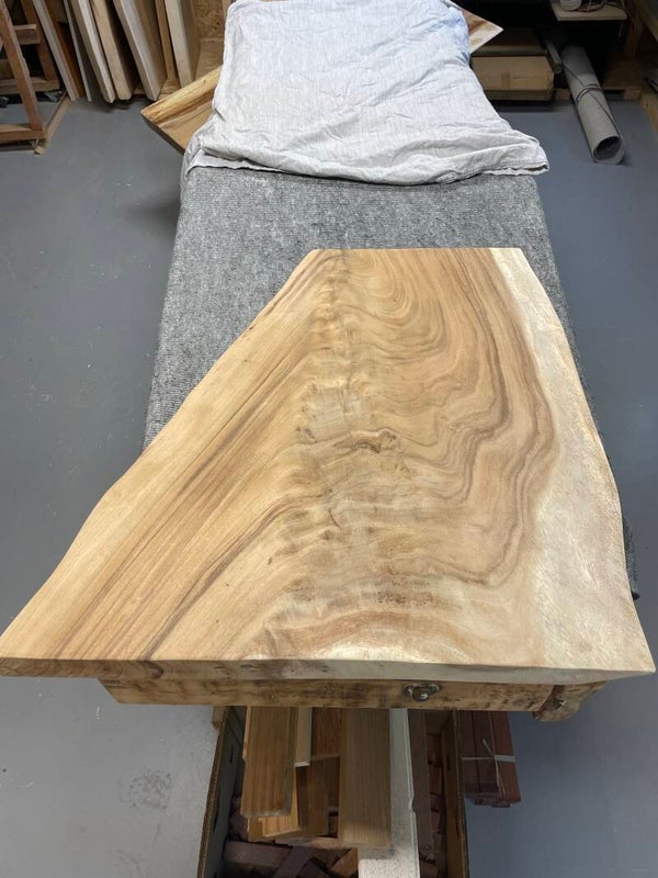 Suar blad restant ca 79cm bij max 78cm en min 41cm en 6cm dik