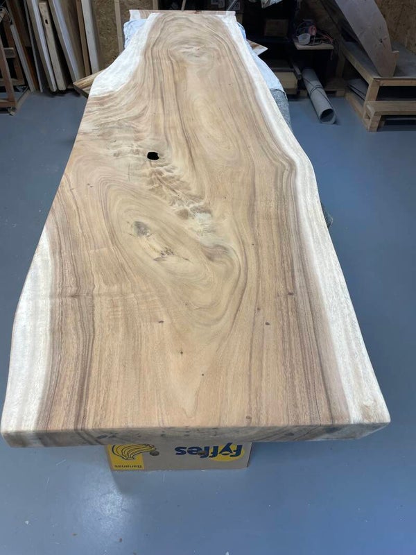 Boomstam plank, Suar 260 bij max 72cm en min 51cm ,6cm dik