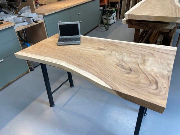 tafel / bureau van Suar 140cm bij 82/71 cm en 6cm dik