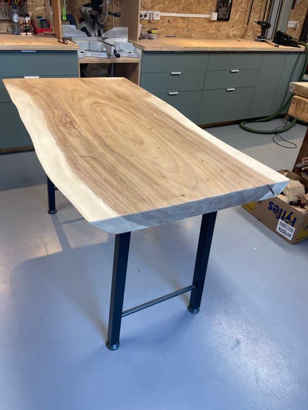 Suar boomstam Tafel/ bureau  160 bij gem 75cm en 6cm dik