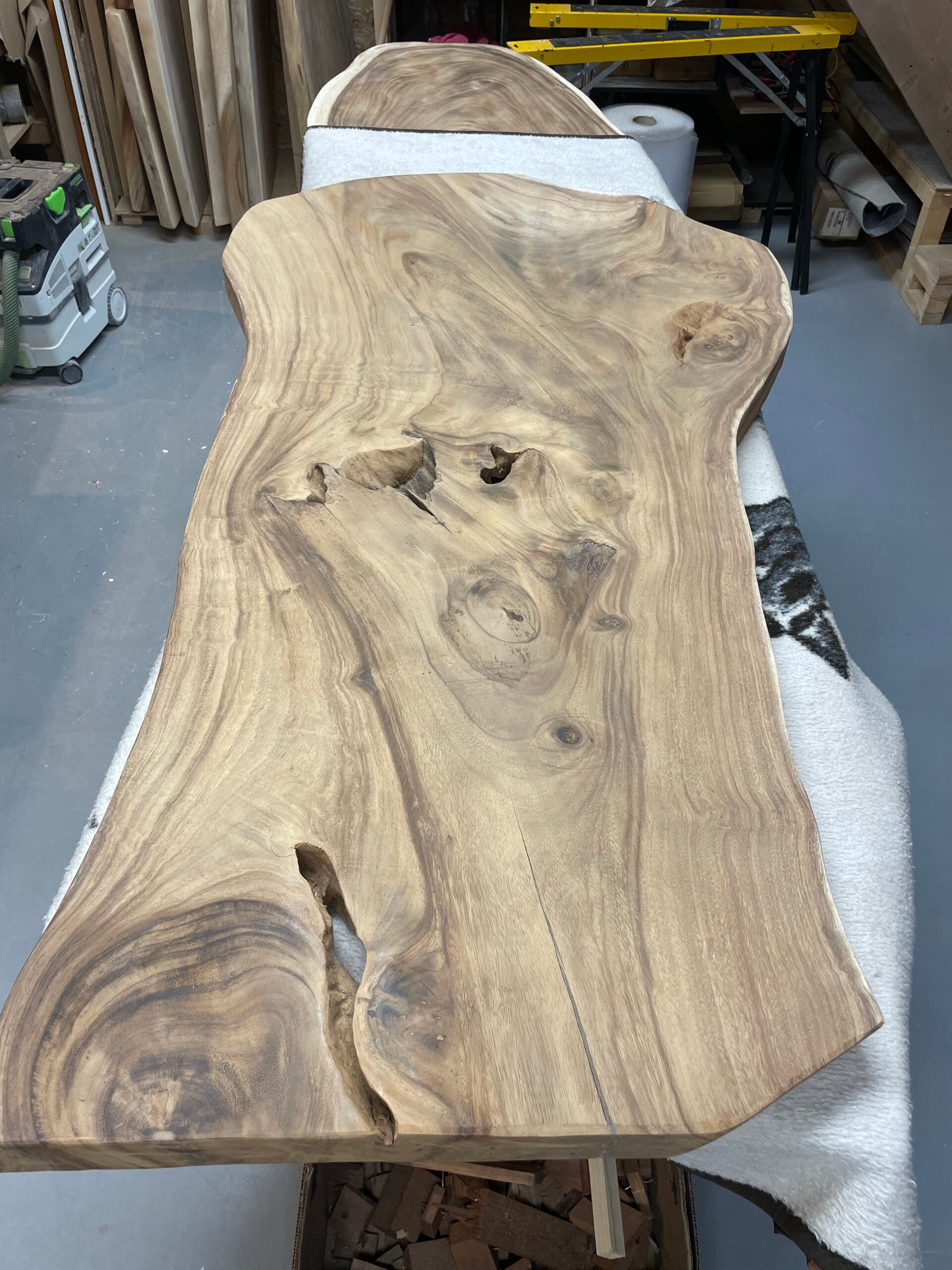 Boomstam plank, Suar ca 160 bij max 90cm en min 62cm en 6cm dik