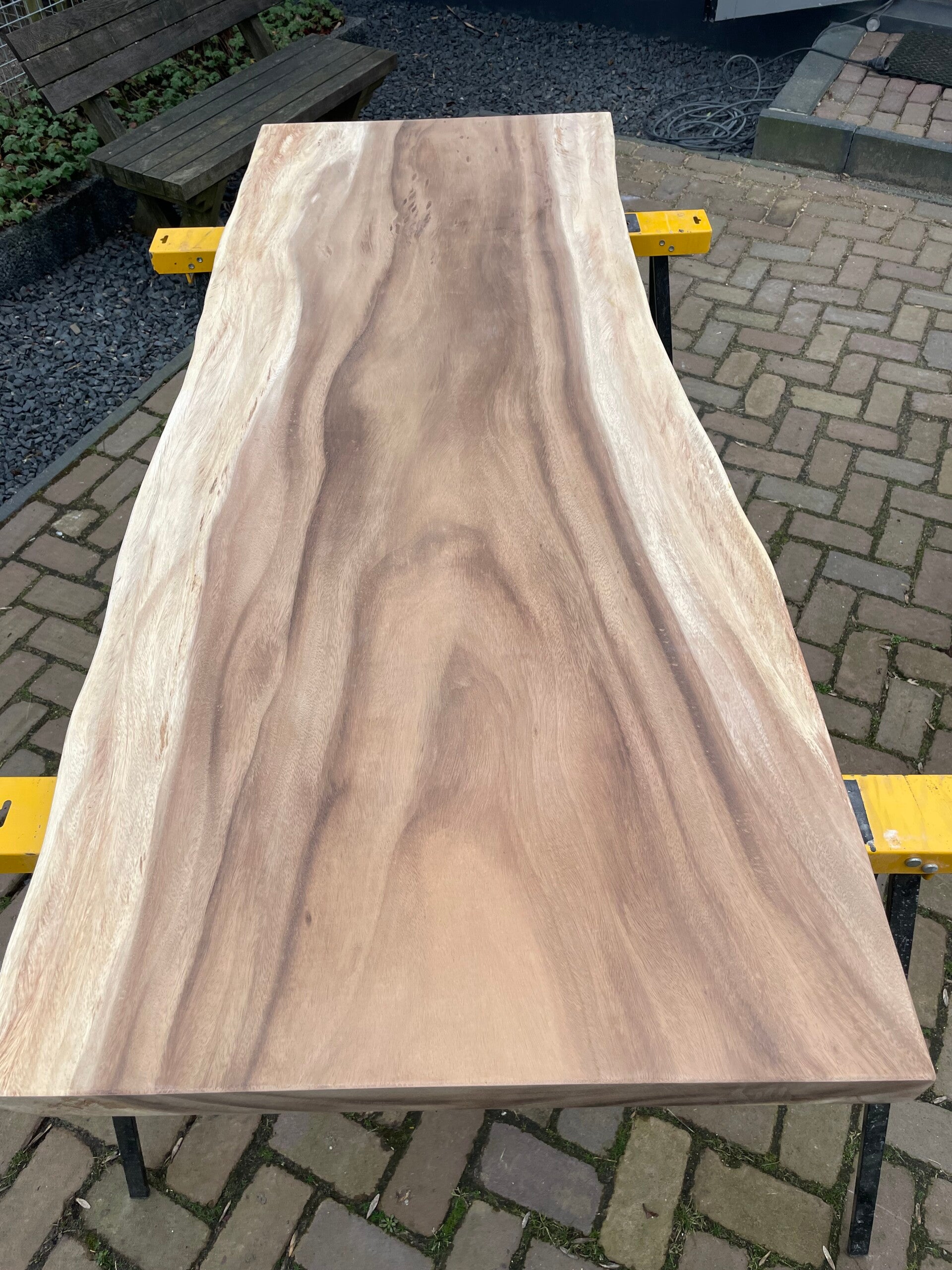 Suar blad 181cm bij max 74cm min 67cm, 6 cm dik