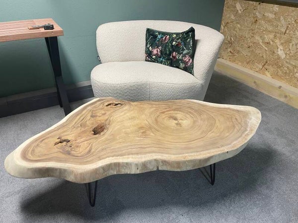 Grillige Suar  boomstam Salontafel max 144cm bij 66cm en 6cm dik