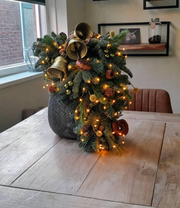 Kersttoef dennenappels, Craspedia en kerstballen