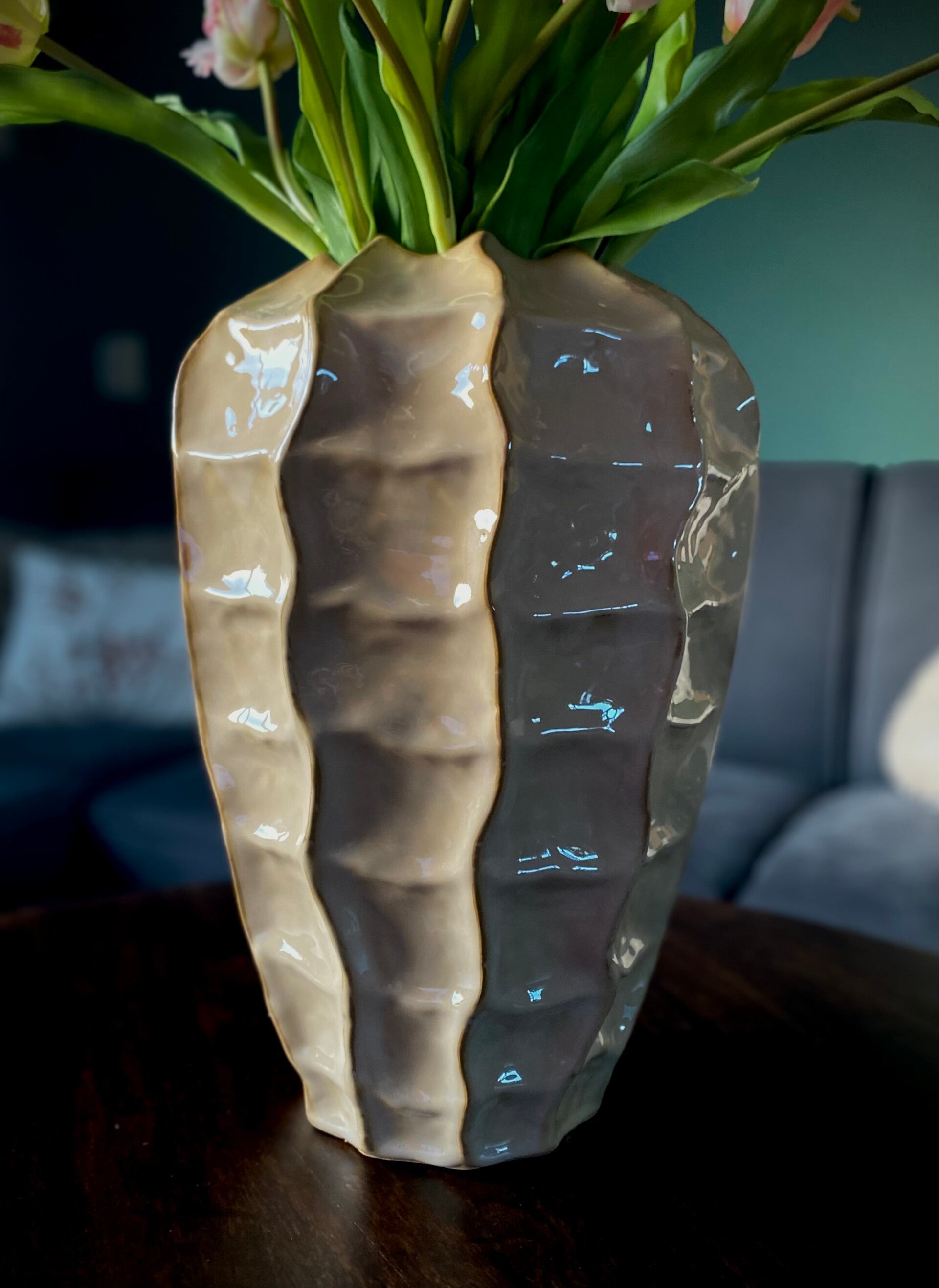 Geglazuurde keramieken hoge vaas